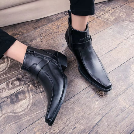 Calmira ankle boots med dekorativ spænderem