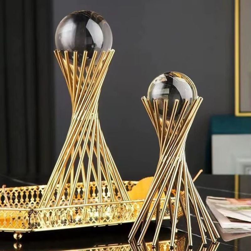 Orliva dekorativ statue i metal – kugleformet borddekoration i guldfarve