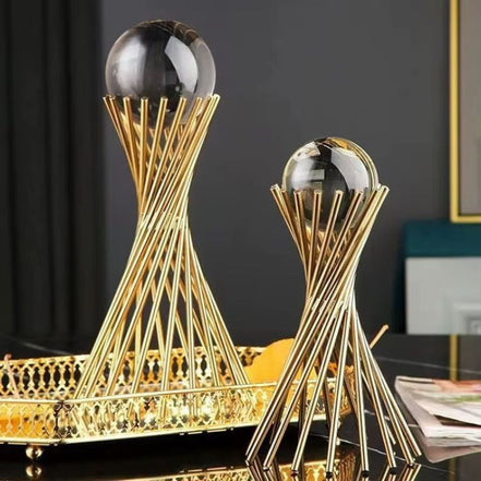 Orliva dekorativ statue i metal – kugleformet borddekoration i guldfarve