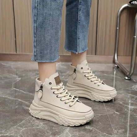 Selina sneaker med rund tå og snørelukning