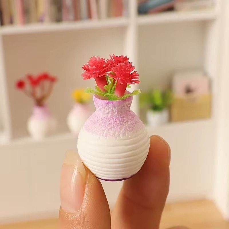 Varena mini blomstervase i resin – lille vase til bord eller hylde