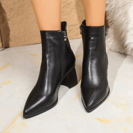 Selvara ankle boots med spids tå