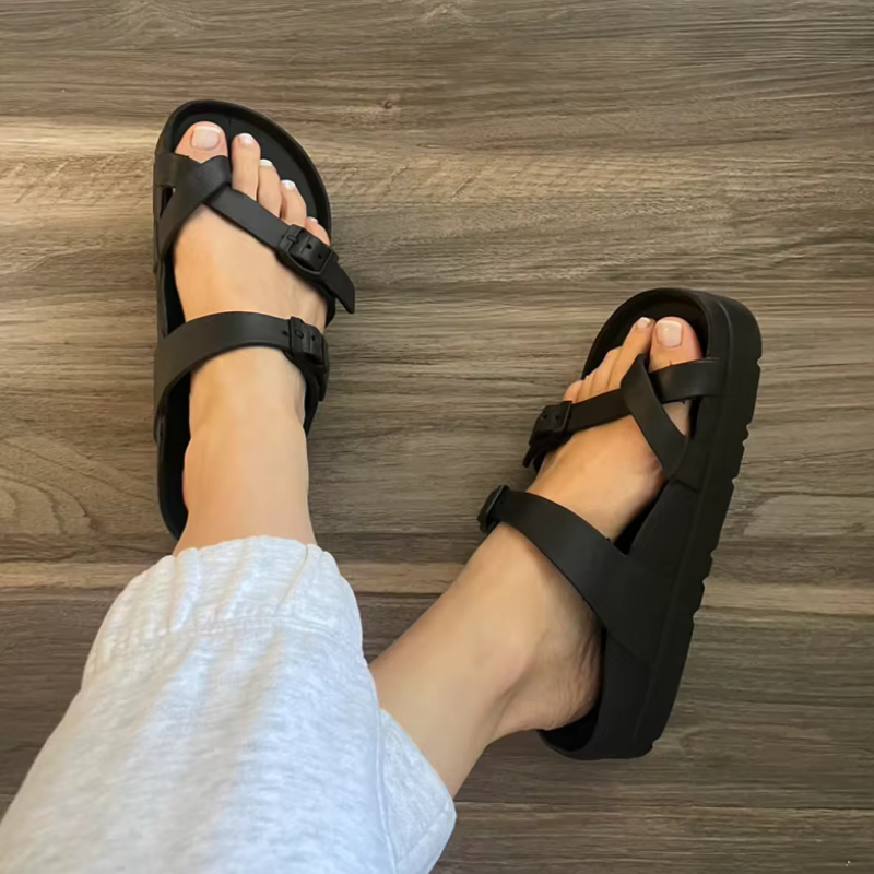 Dames slippers med tåstrop og dobbelte spænder – Solmira