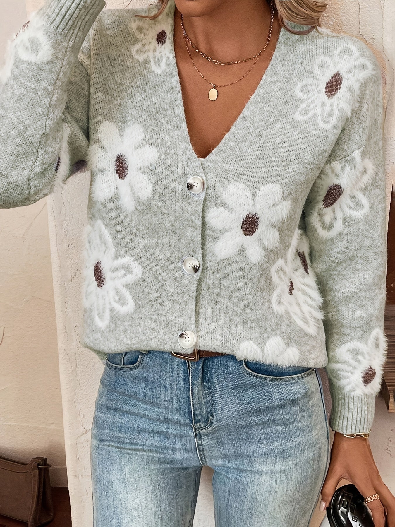 Daisy knit cardigan – blomstermønstret strik med V-udskæring