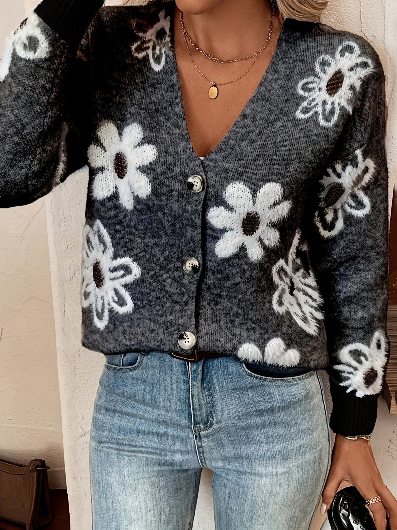 Daisy knit cardigan – blomstermønstret strik med V-udskæring