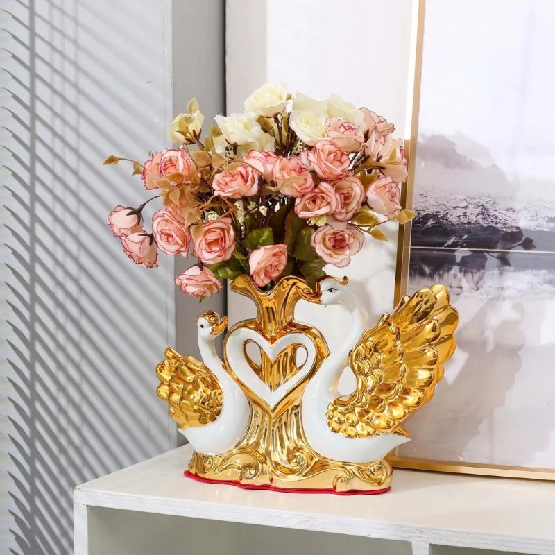 Aviora blomstervase i keramik – fugleinspireret vase i guldfarve