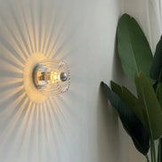 Velmira væglampe i glas og metal – indendørs lampe til vægmontering i gang eller stue