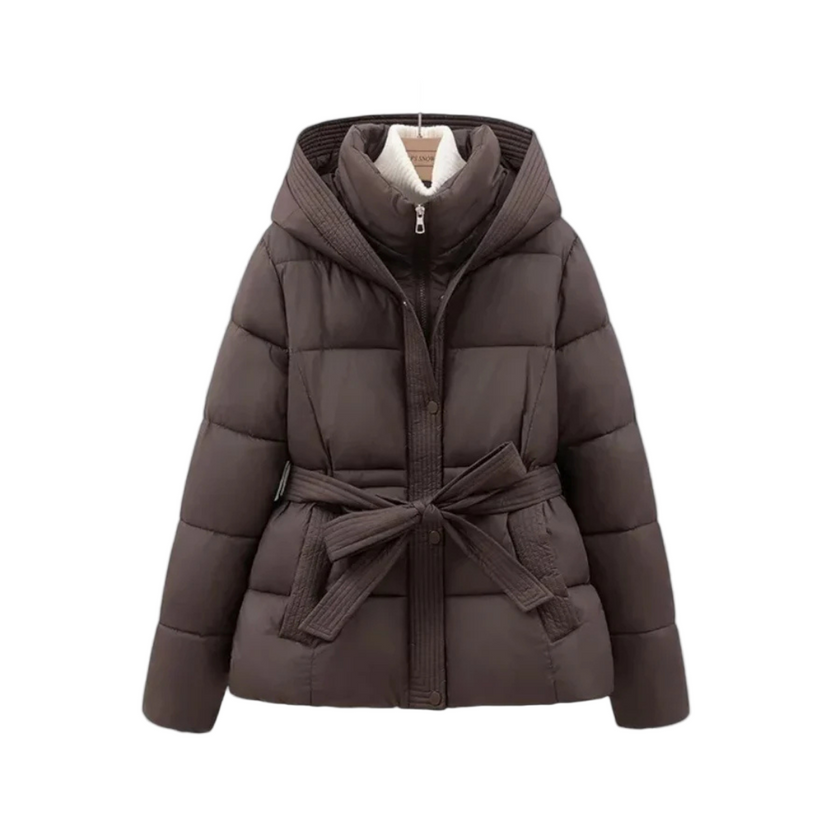 Sophia korte dames puffer winterjas met riem en capuchon in diverse kleuren – warme vulling, waterafstotend materiaal en stijlvolle pasvorm voor koude dagen.
