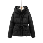 Sophia korte dames puffer winterjas met riem en capuchon in diverse kleuren – warme vulling, waterafstotend materiaal en stijlvolle pasvorm voor koude dagen.