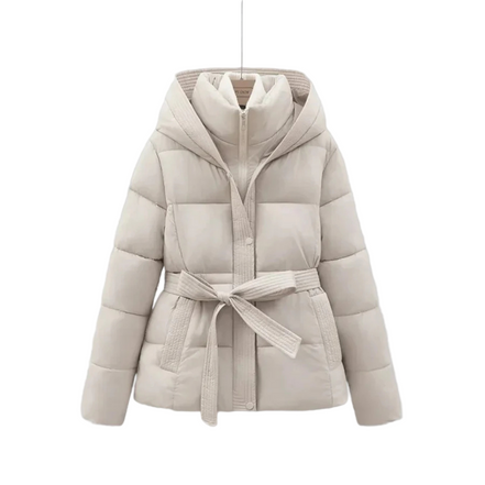 Sophia korte dames puffer winterjas met riem en capuchon in diverse kleuren – warme vulling, waterafstotend materiaal en stijlvolle pasvorm voor koude dagen.