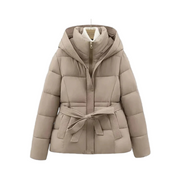 Sophia korte dames puffer winterjas met riem en capuchon in diverse kleuren – warme vulling, waterafstotend materiaal en stijlvolle pasvorm voor koude dagen.