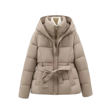 Sophia korte dames puffer winterjas met riem en capuchon in diverse kleuren – warme vulling, waterafstotend materiaal en stijlvolle pasvorm voor koude dagen.