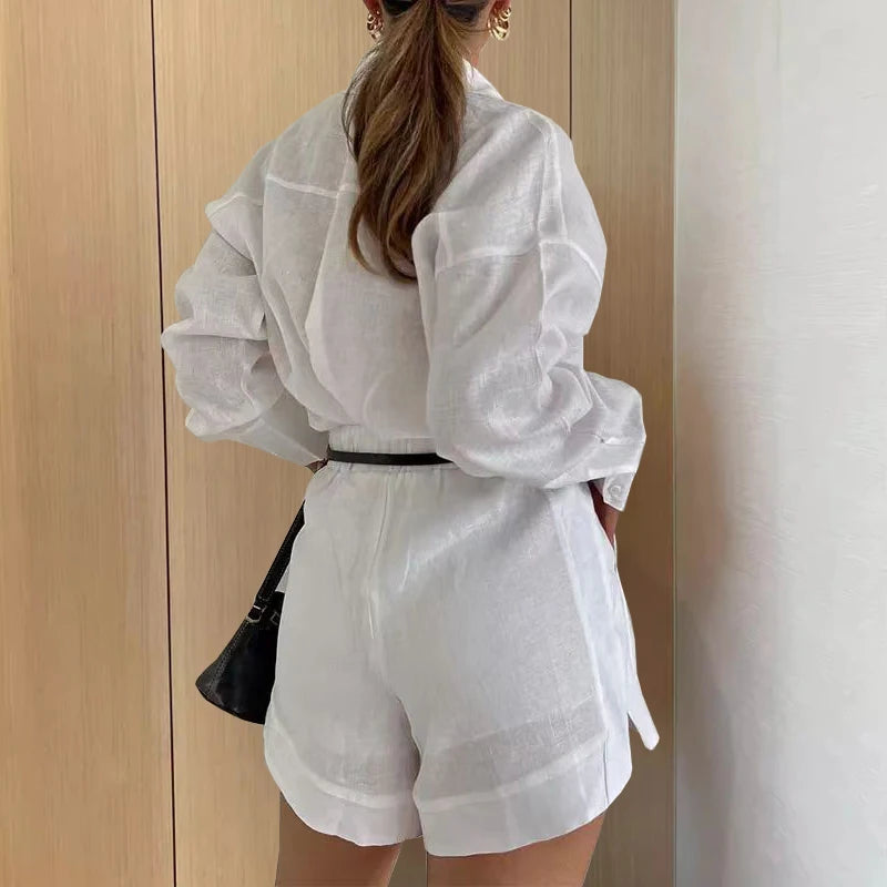 Elegant to-delt damesoutfit – Bluse & Shorts