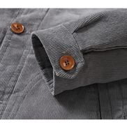 Detail van mouw en knoop van heren corduroy jas met fleecevoering