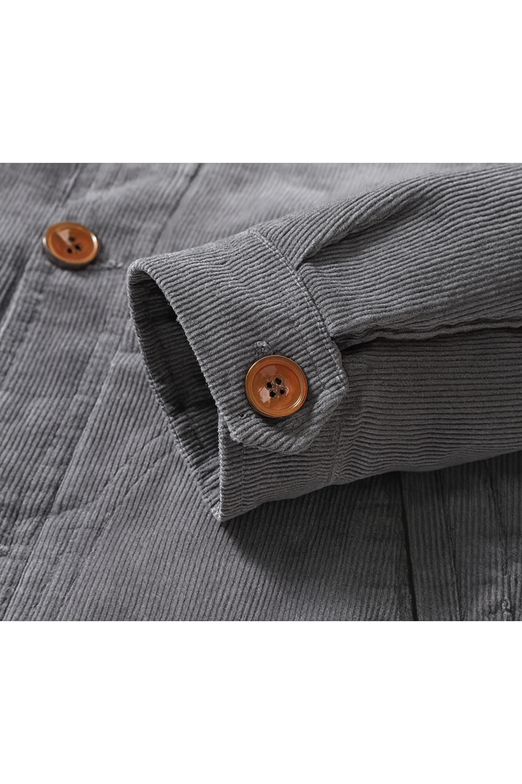 Detail van mouw en knoop van heren corduroy jas met fleecevoering