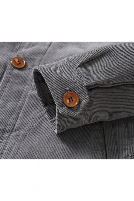 Detail van mouw en knoop van heren corduroy jas met fleecevoering