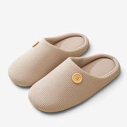 Miękkie kapcie z pianką memory foam, pluszową podszewką i ozdobnym guzikiem – Velmessa