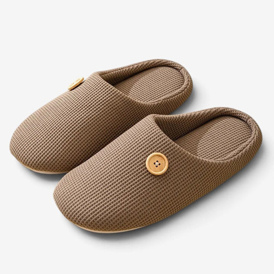 Miękkie kapcie z pianką memory foam, pluszową podszewką i ozdobnym guzikiem – Velmessa
