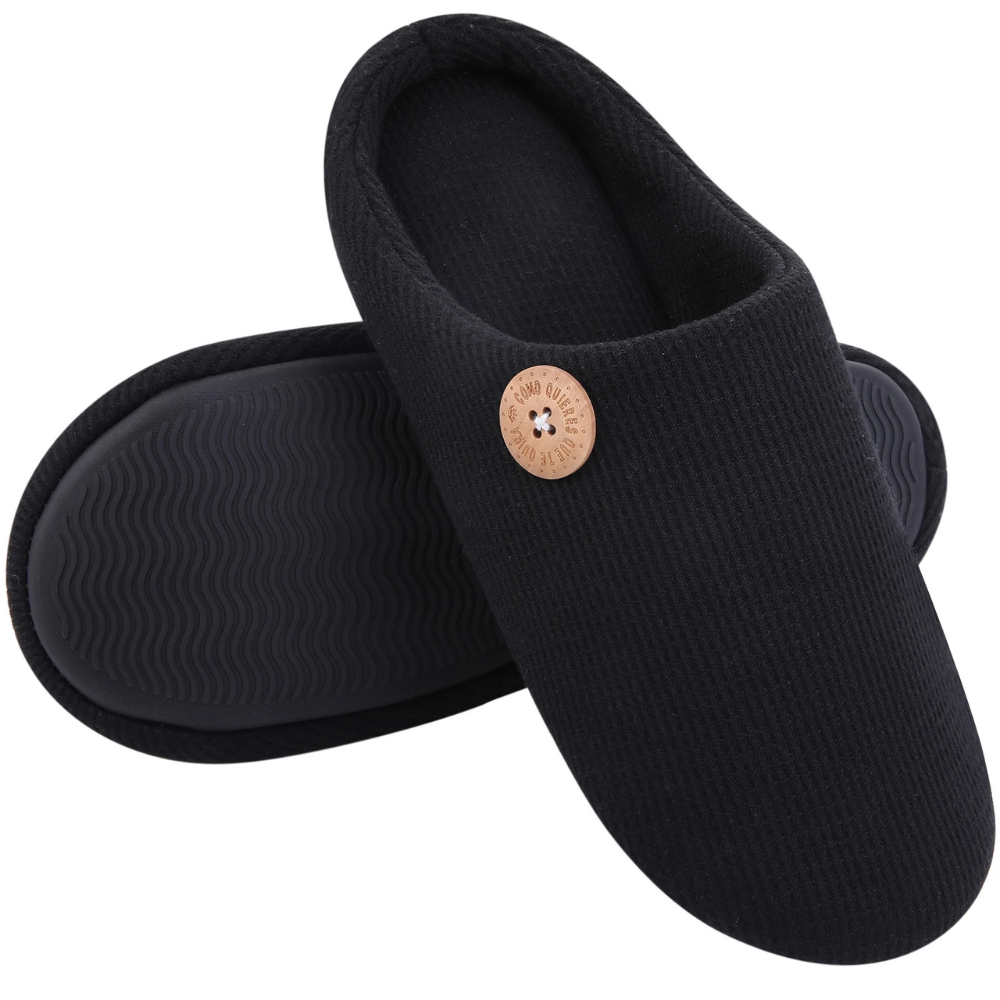Miękkie kapcie z pianką memory foam, pluszową podszewką i ozdobnym guzikiem – Velmessa