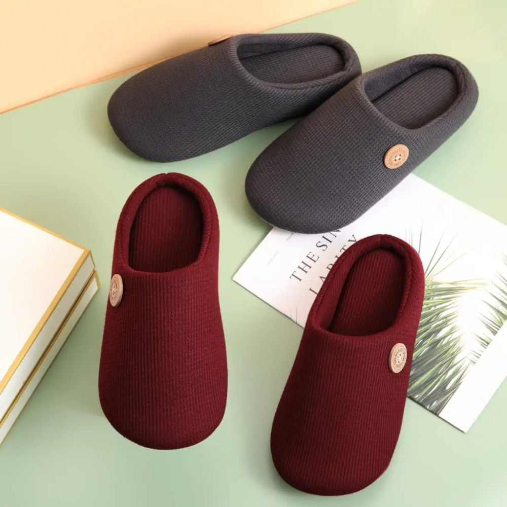 Miękkie kapcie z pianką memory foam, pluszową podszewką i ozdobnym guzikiem – Velmessa