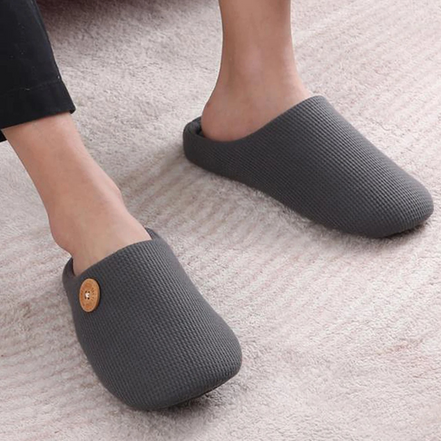 Miękkie kapcie z pianką memory foam, pluszową podszewką i ozdobnym guzikiem – Velmessa