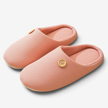 Miękkie kapcie z pianką memory foam, pluszową podszewką i ozdobnym guzikiem – Velmessa