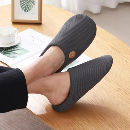 Miękkie kapcie z pianką memory foam, pluszową podszewką i ozdobnym guzikiem – Velmessa
