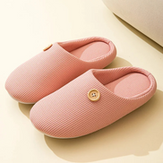 Miękkie kapcie z pianką memory foam, pluszową podszewką i ozdobnym guzikiem – Velmessa