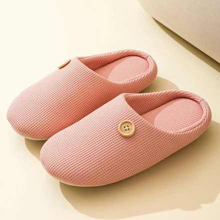 Miękkie kapcie z pianką memory foam, pluszową podszewką i ozdobnym guzikiem – Velmessa