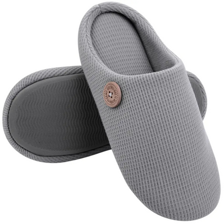 Miękkie kapcie z pianką memory foam, pluszową podszewką i ozdobnym guzikiem – Velmessa