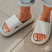 Avelia damesandaler – slip-on sandaler med åben tå og bred rem