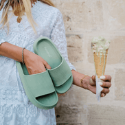 Avelia damesandaler – slip-on sandaler med åben tå og bred rem