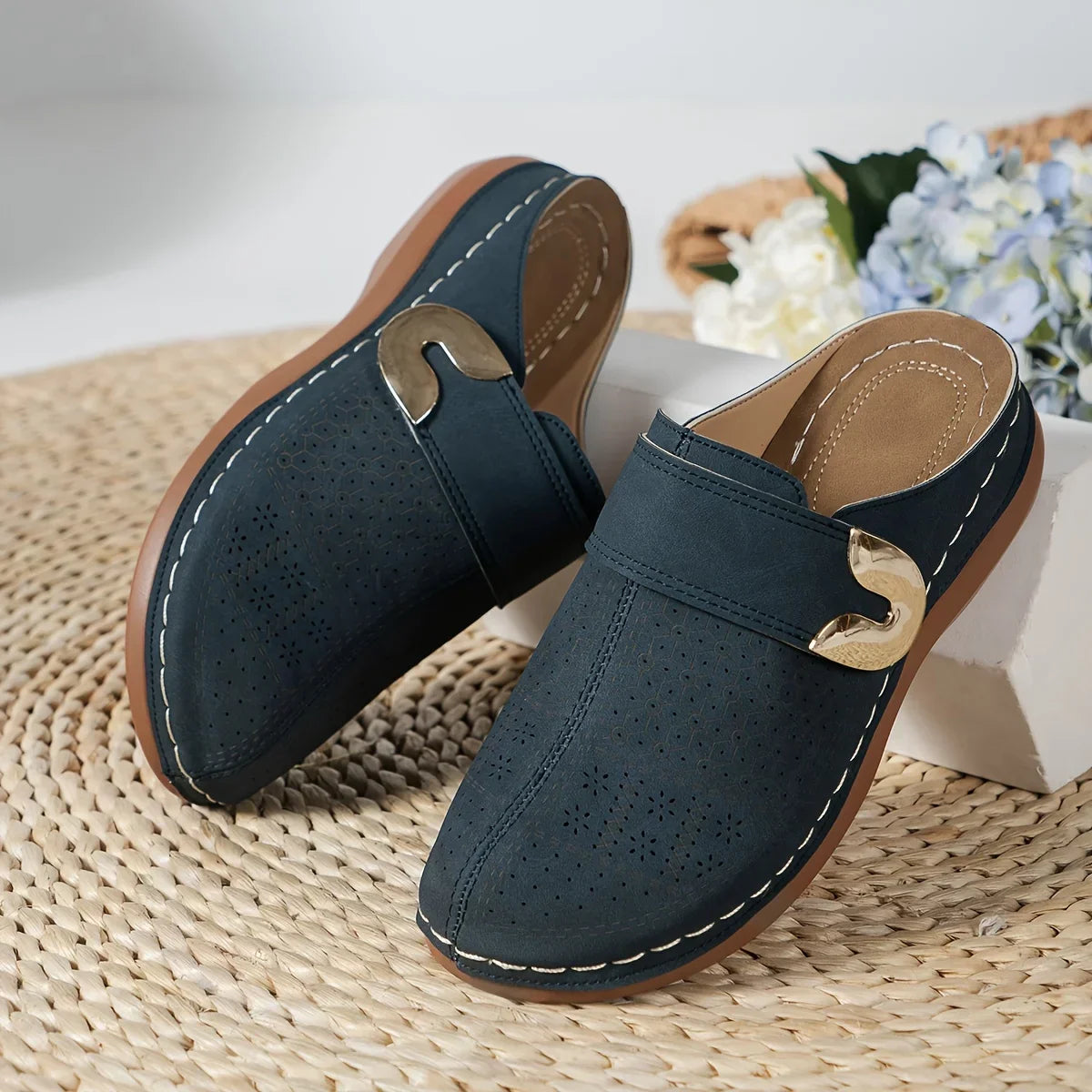 Solveta slip-on træsko med åben hæl og afrundet tå