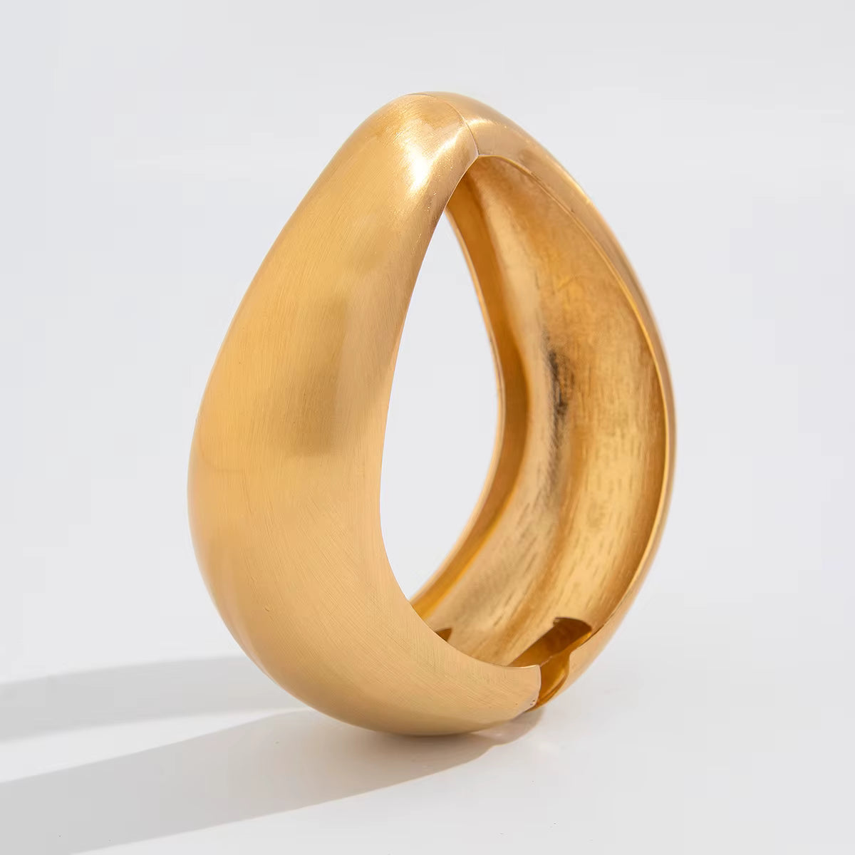 Valora Wide Cuff Armbånd – Bredt åbent metalarmbånd i guldfarve