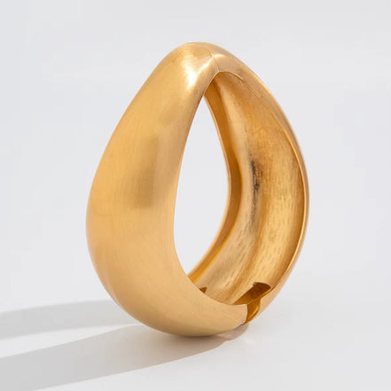 Valora Wide Cuff Armbånd – Bredt åbent metalarmbånd i guldfarve