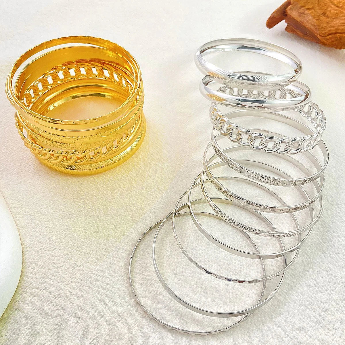 Revolia armbåndssæt – Sæt med 10 boheme-inspirerede bøjlearmbånd i guld- og sølvfarve