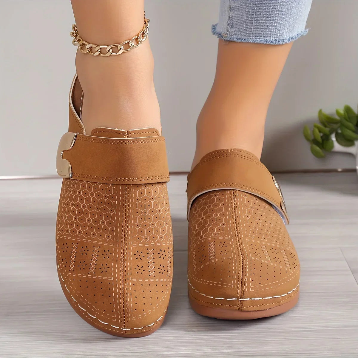 Solveta slip-on træsko med åben hæl og afrundet tå