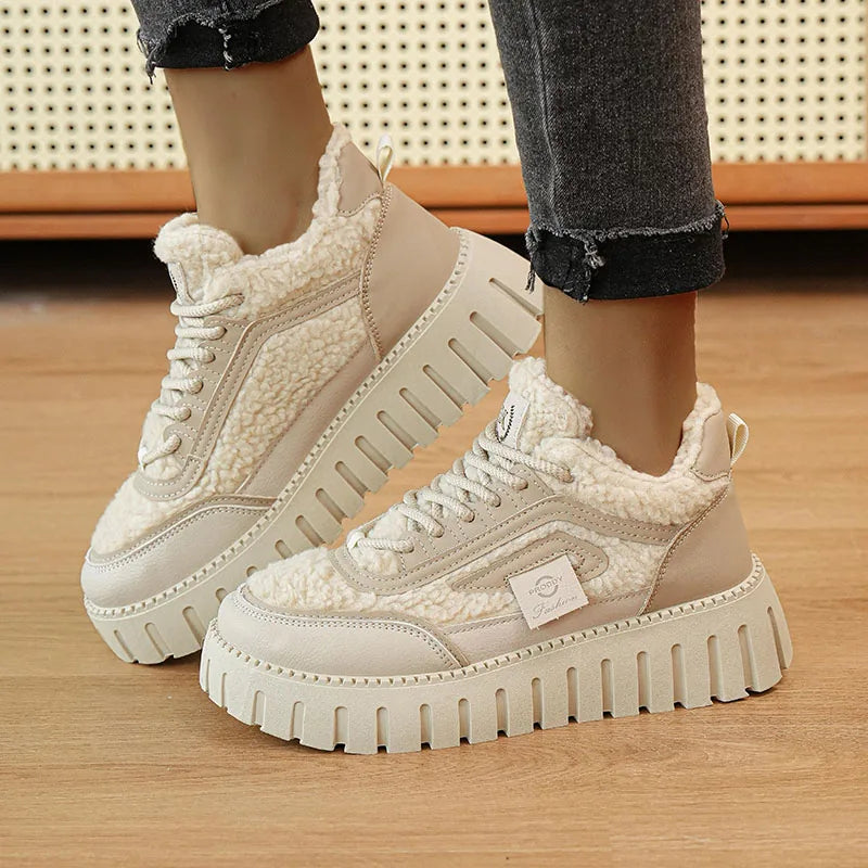 Krótkie zimowe buty damskie z podszewką ze sztucznego futra - Nivessa