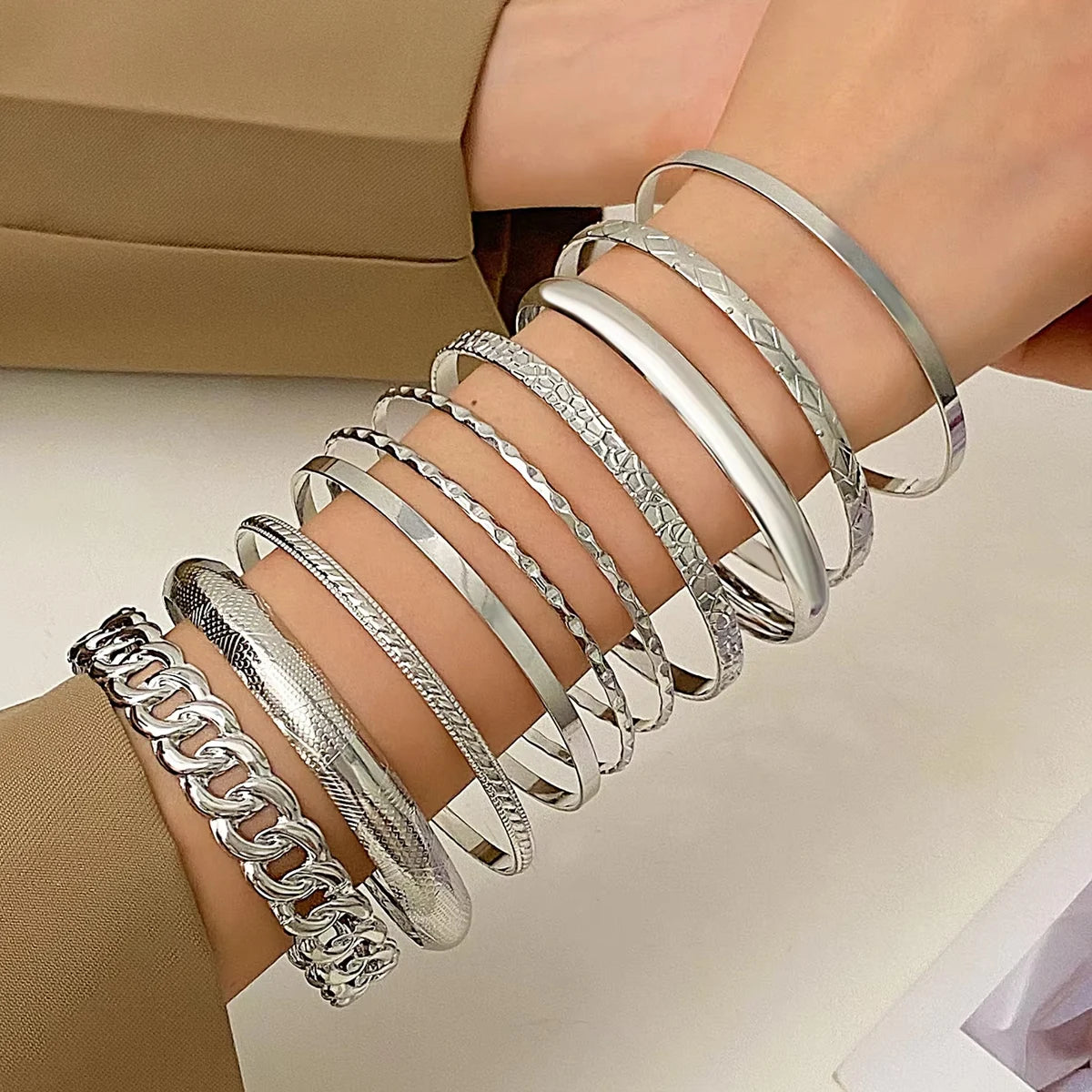 Revolia armbåndssæt – Sæt med 10 boheme-inspirerede bøjlearmbånd i guld- og sølvfarve