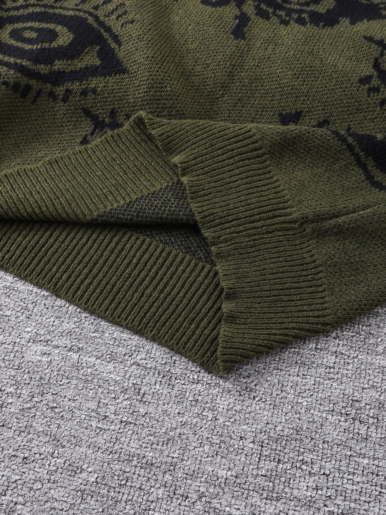 Evaron striktrøje til mænd – tynd strik med abstrakt mønster og rund hals