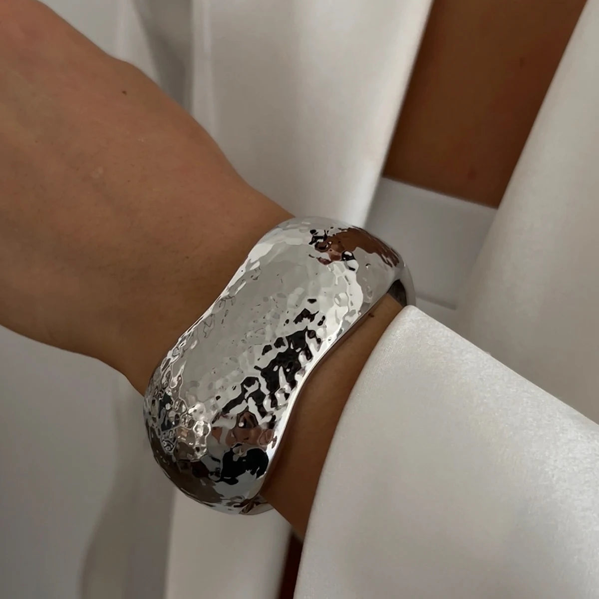Solvia Cuff Armbånd – Justerbart geometrisk metalarmbånd