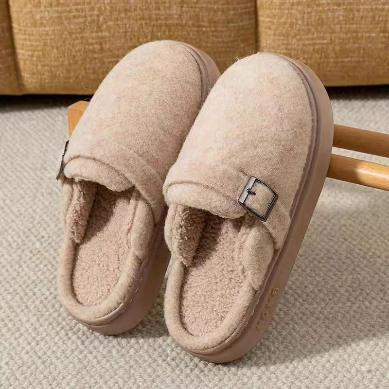 Bélelt női házipapucs csattal és plüssbéléssel - Norellia