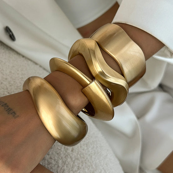 Valora Wide Cuff Armbånd – Bredt åbent metalarmbånd i guldfarve