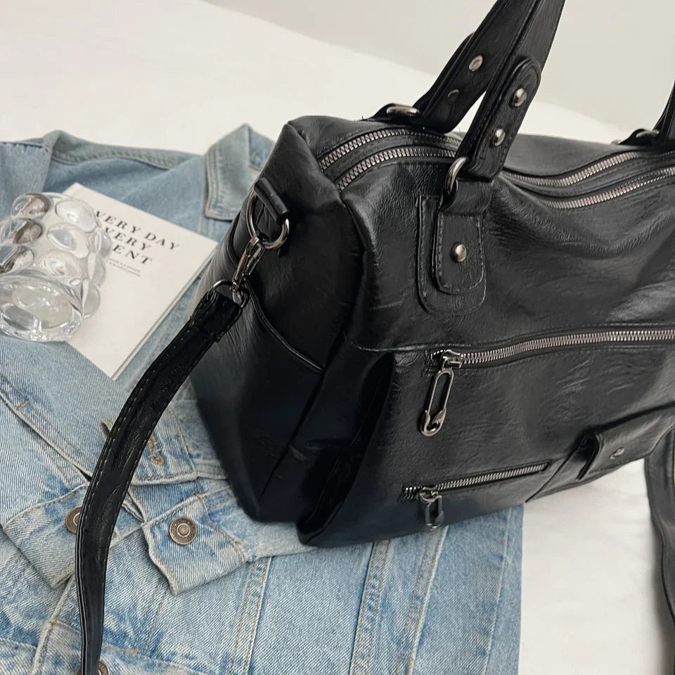 Sorina skuldertaske med rummelig indretning