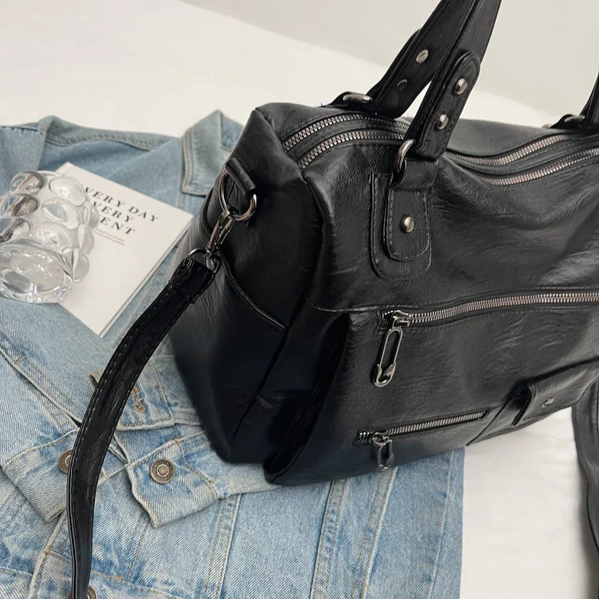 Sorina skuldertaske med rummelig indretning