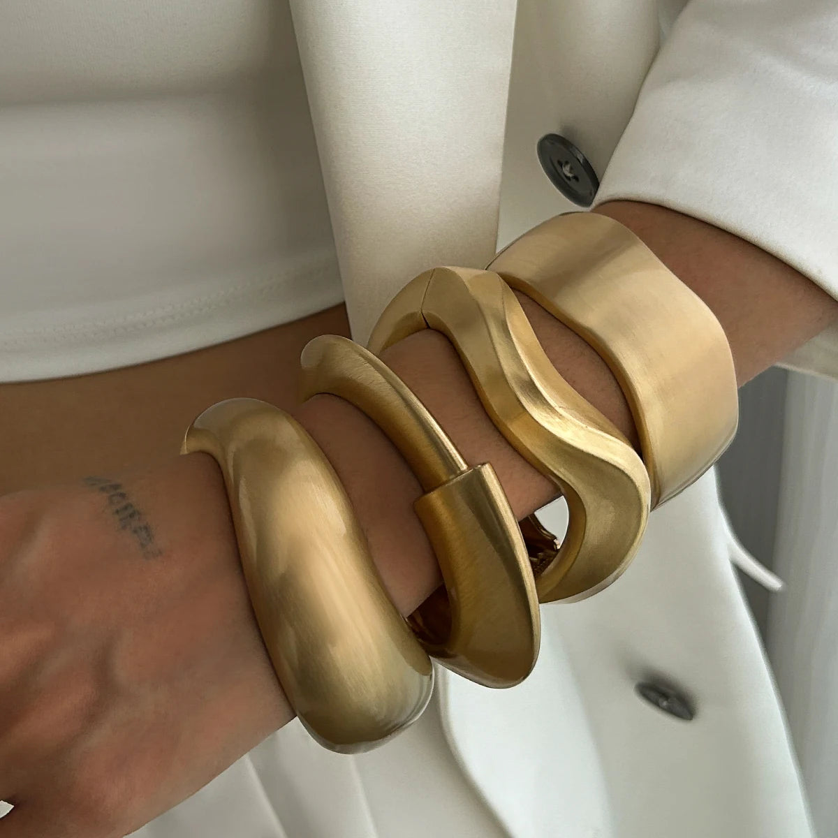 Valora Wide Cuff Armbånd – Bredt åbent metalarmbånd i guldfarve