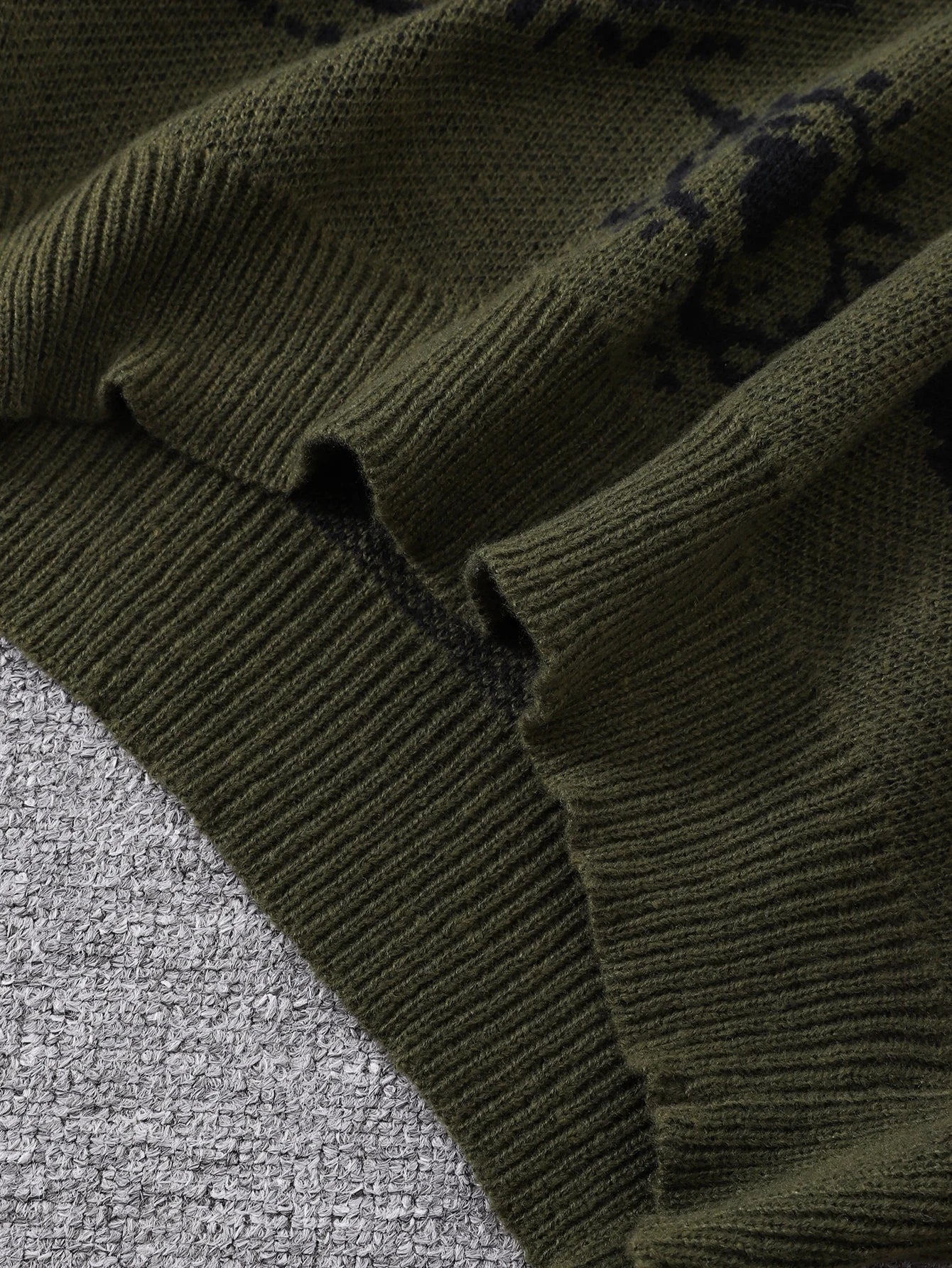 Evaron striktrøje til mænd – tynd strik med abstrakt mønster og rund hals