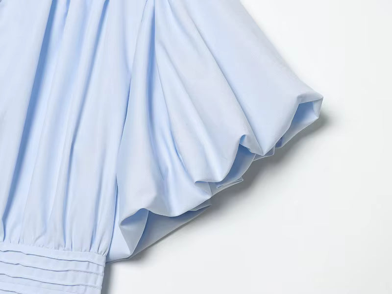 Damebluse med korte flæseærmer og knaplukning – Elmira