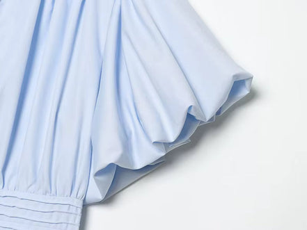 Damebluse med korte flæseærmer og knaplukning – Elmira
