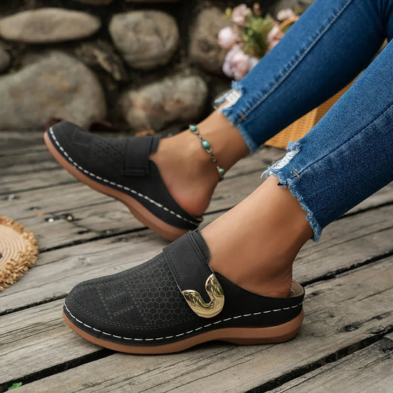 Solveta drewniaki typu slip-on z odkrytą piętą i zaokrąglonym noskiem